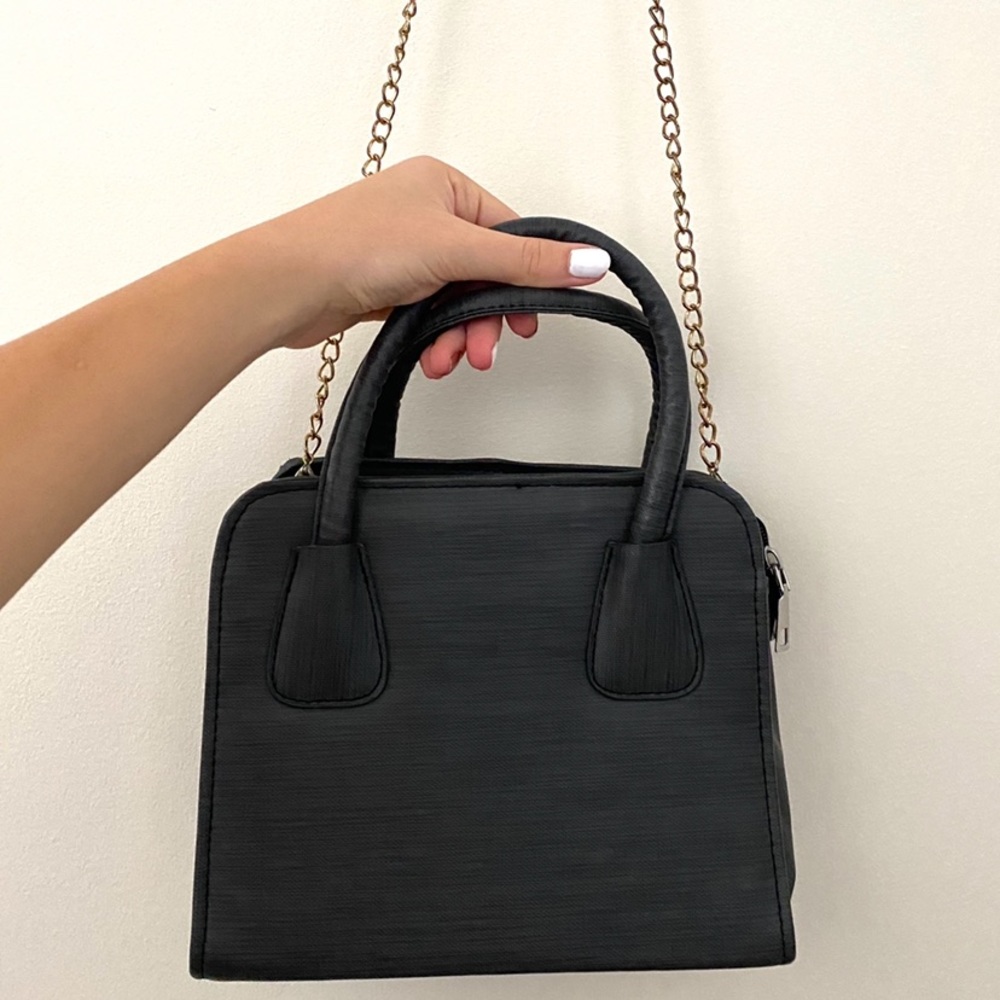 Chained shoulder bag